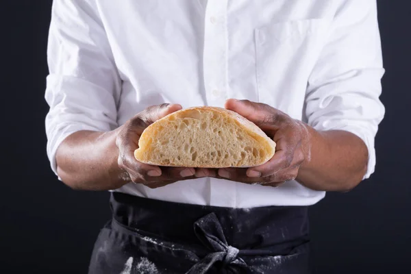 Середня Частина Афроамериканського Чоловічого Пекаря Показує Поперечний Переріз Хліба Чорному — стокове фото