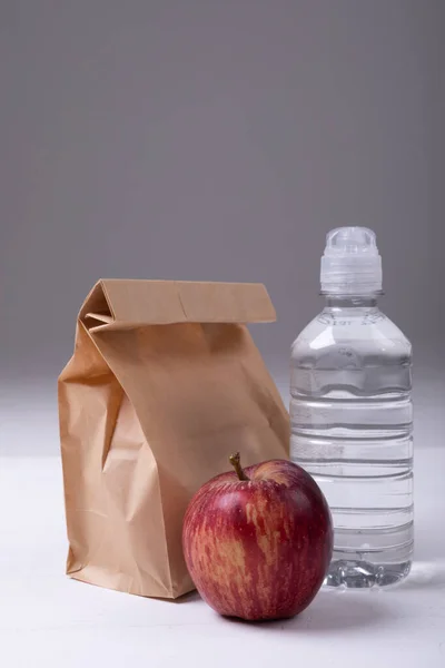 Крупним Планом Коричневий Паперовий Обідній Мішок Яблуком Пляшкою Води Столі — стокове фото