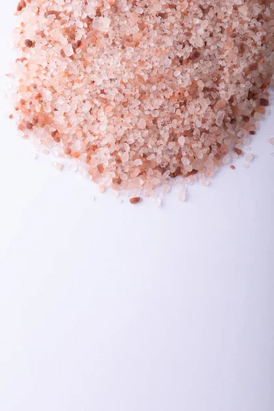 用复制空间在白色背景上对喜玛拉雅粉红岩盐进行特写 石盐和调味品 — 图库照片