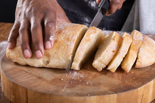 Close Van Afro Amerikaanse Mannelijke Bakker Die Brood Snijdt Houten — Stockfoto