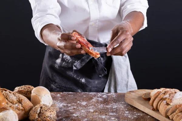 Middel Van Afrikaanse Amerikaanse Mannelijke Bakker Die Jam Brood Plakt — Stockfoto