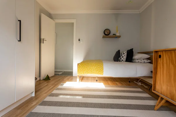 晴れた日に自宅のベッドルームでカーペット 変更されず家具家内装のコンセプト — ストック写真