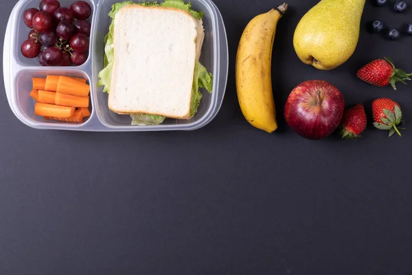 Vista Aérea Alimentos Saludables Tiffin Sobre Fondo Negro Espacio Copia —  Fotos de Stock