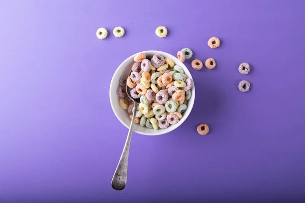 环状早餐麦片在碗中的特写 汤匙在紫色背景和复制空间 小吃和食物概念 — 图库照片