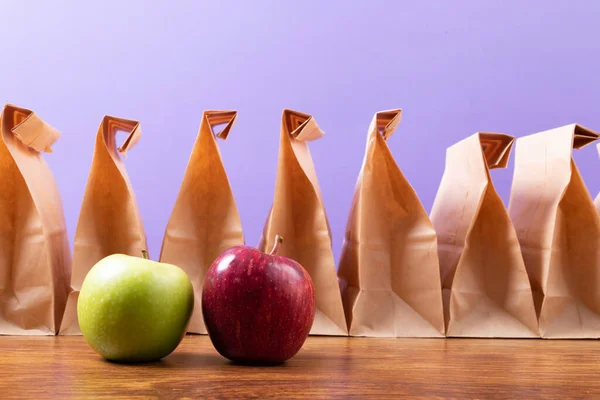 Manzana Abuela Herrero Manzana Por Fila Bolsas Almuerzo Papel Mesa —  Fotos de Stock