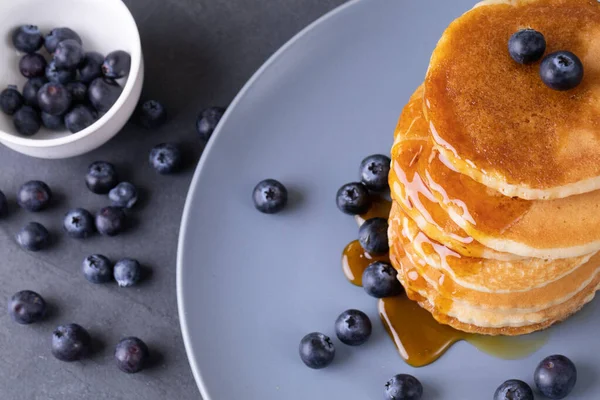 Vista Ángulo Alto Panqueques Apilados Con Bayas Azules Jarabe Plato — Foto de Stock