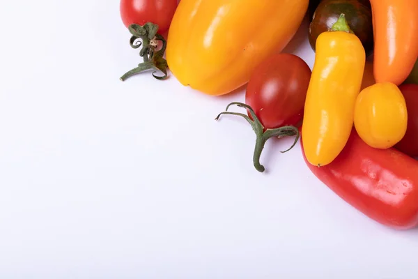 Diretamente Acima Tiro Tomates Frescos Pimentas Sino Fundo Branco Com — Fotografia de Stock