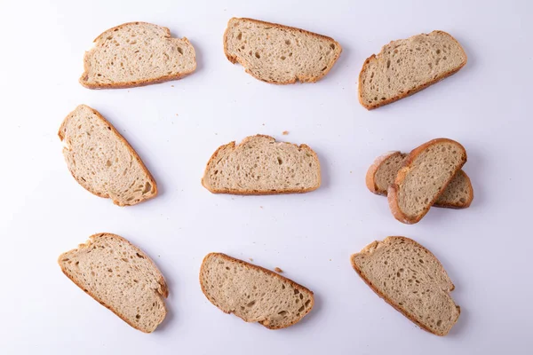 Direct Boven Shot Van Brood Plakjes Gerangschikt Witte Achtergrond Ongewijzigd — Stockfoto