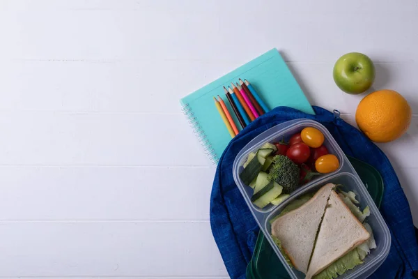 正上方拍摄的健康食品和松饼与学校用品的白色背景 复制空间 食物及健康饮食概念 — 图库照片