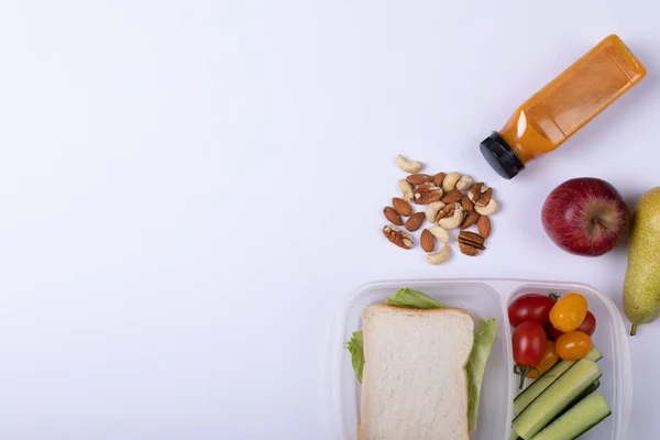 紧靠着上面的健康食品和松饼盒的照片 由果汁瓶在白色背景之上 复制空间 食物及健康饮食概念 — 图库照片