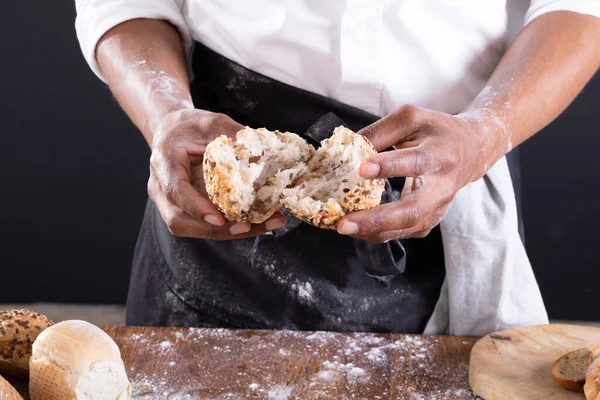 Sezione Centrale Del Panettiere Afroamericano Che Spezza Pane Forno Sul — Foto Stock