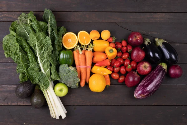 木製のテーブルの上に様々な新鮮な有機果物や野菜を直接上記のショット スペースをコピーします 変化のない食べ物有機的で健康的な食事のコンセプト — ストック写真