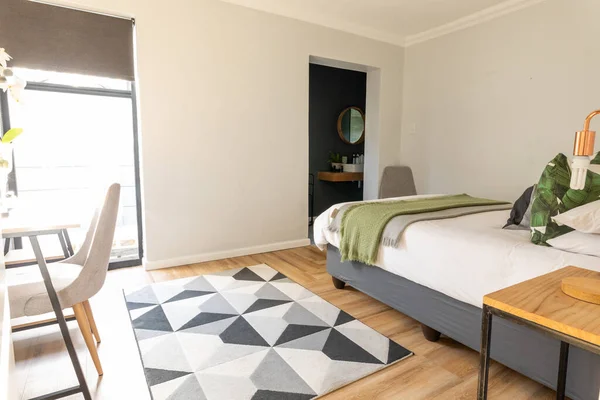 家具付きの寝室でベッドとパターン化されたカーペット コピースペース 変更されず家具家内装のコンセプト — ストック写真