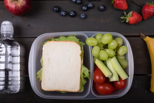 餐盒中健康食品的俯视图由水瓶放在桌上 复制空间 健康及健康饮食概念 — 图库照片