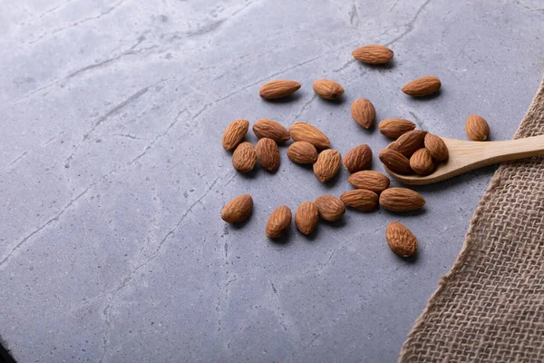 Gros Plan Angle Élevé Des Amandes Cuillère Bois Sur Table — Photo