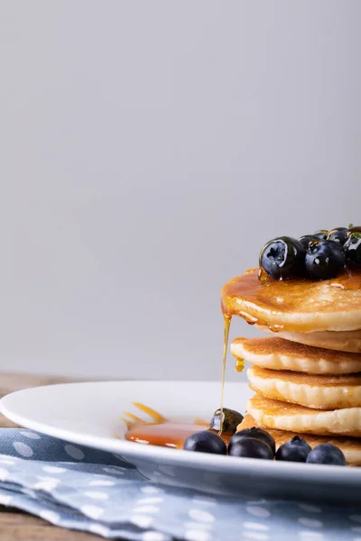 Panqueques Servidos Con Jarabe Goteo Bayas Azules Frescas Plato Sobre — Foto de Stock