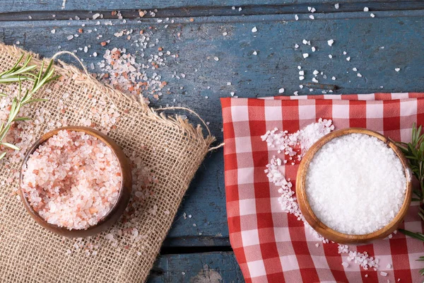 木製のテーブルの上に生地にボウルにピンクと白の岩塩のショットの真上 変更されていない食材ハーブ岩塩調味料の概念 — ストック写真