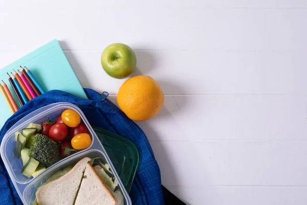 Beyaz Arka Planda Okul Malzemeleriyle Dolu Sağlıklı Yemek Yemek Karesinin — Stok fotoğraf