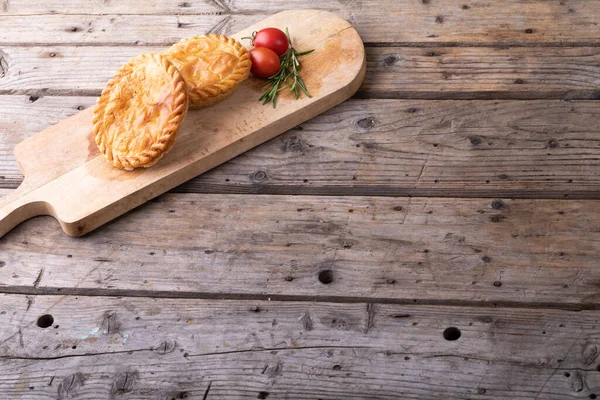 Vista Alto Angolo Torte Con Pomodori Rosmarino Sul Tavolo Portata — Foto Stock