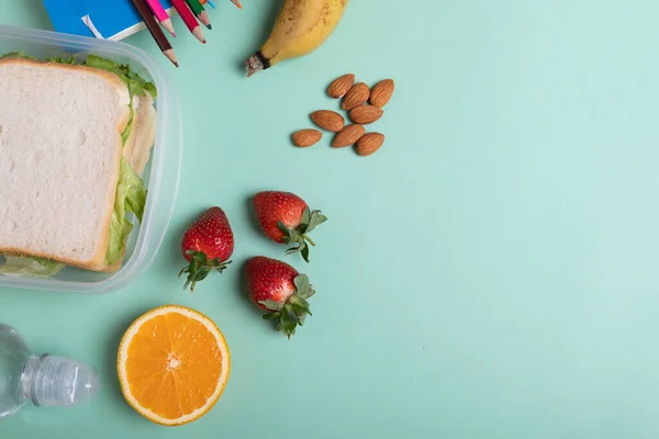 Vista Aérea Frutas Sándwiches Caja Tiffin Sobre Fondo Verde Con —  Fotos de Stock