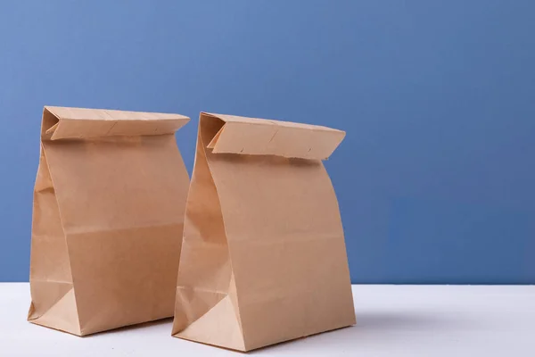 Primer Plano Bolsas Almuerzo Papel Marrón Sobre Mesa Sobre Fondo —  Fotos de Stock