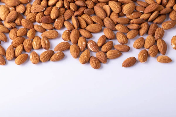 Vista Ángulo Alto Almendras Frescas Sobre Fondo Blanco Con Espacio —  Fotos de Stock