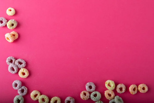 彩色环状早餐麦片 粉色背景 有复制空间 俯瞰头顶 小吃和食物概念 — 图库照片
