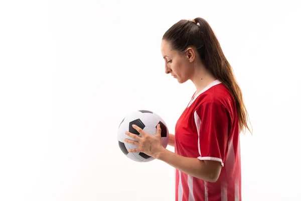 Beyaz Arka Planda Duran Beyaz Futbol Topuyla Beyaz Kadın Futbolcunun — Stok fotoğraf