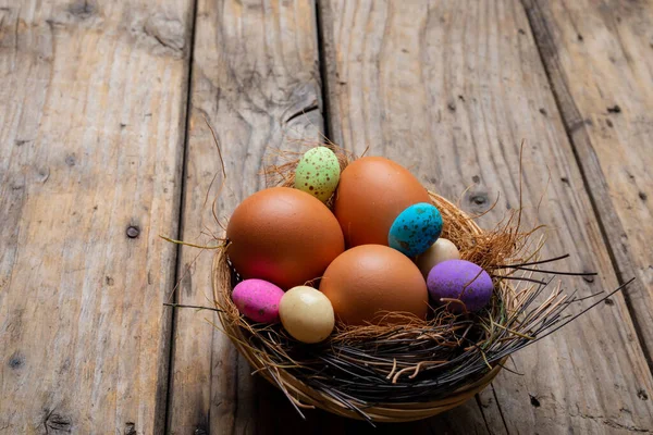 Primer Plano Huevos Pascua Con Dulces Colores Nido Mesa Madera — Foto de Stock