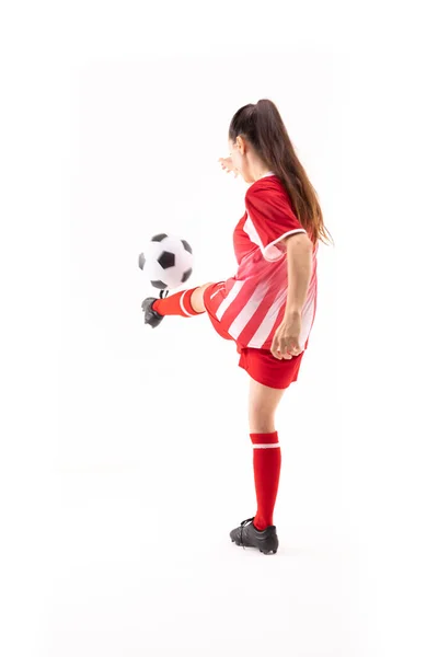 白人の若い女性サッカー選手は コピースペースで白い背景にサッカーボールを蹴ります 変更されていない スポーツ スポーツの制服 コピースペース 選手や女性のサッカー — ストック写真