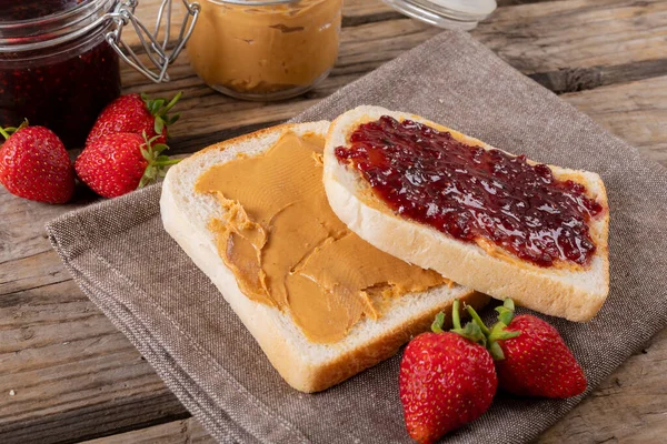 Großaufnahme Mit Offenem Gesicht Erdnussbutter Und Gelee Sandwich Auf Serviette — Stockfoto