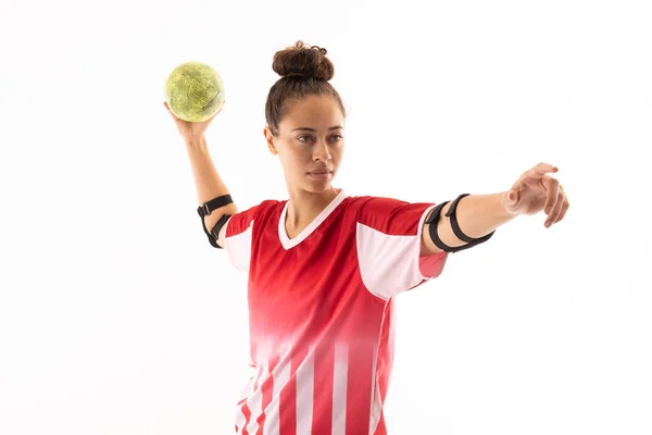 Confianza Biracial Joven Jugador Balonmano Femenino Lanzando Pelota Mientras Juega —  Fotos de Stock