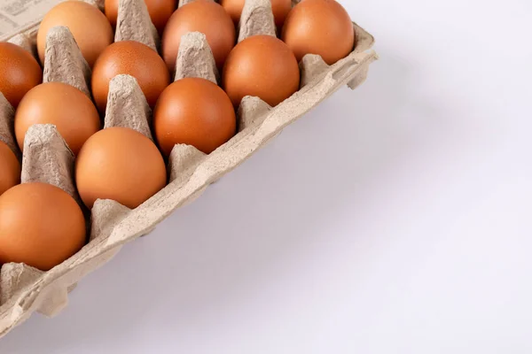 Close Ovos Castanhos Caixa Ovo Mesa Com Espaço Branco Inalterado — Fotografia de Stock