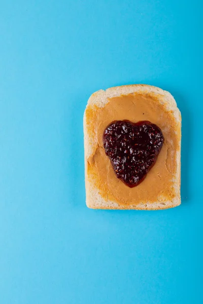 Overhead Ansicht Von Marmeladen Und Erdnussbutter Auf Brotscheiben Über Blauem — Stockfoto