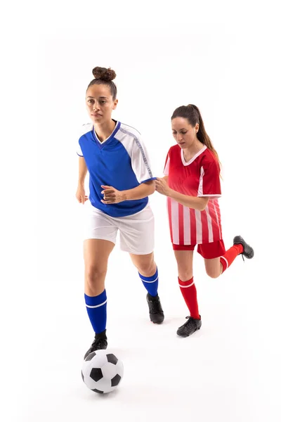 Comprimento Total Jovens Jogadoras Biraciais Caucasianas Jogando Futebol Contra Fundo — Fotografia de Stock