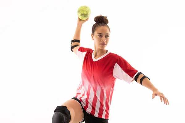 Biracial Jonge Vrouwelijke Handbalspeler Gooien Bal Tijdens Het Spelen Tegen — Stockfoto