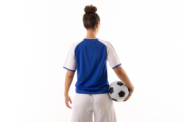 Rückansicht Einer Zweirassigen Jungen Fußballerin Mit Fußballball Vor Weißem Hintergrund — Stockfoto