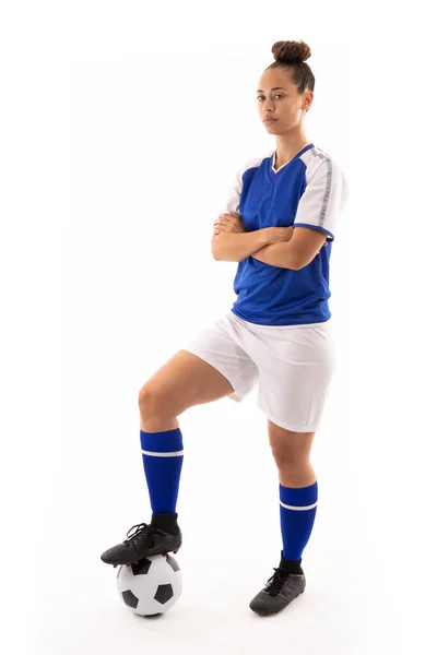 Portrét Mladé Biraciální Hráčky Zkříženýma Rukama Stojící Fotbalovém Míči Bílé — Stock fotografie