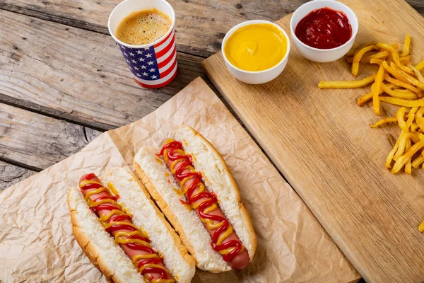 Hög Vinkel Syn Varmkorv Med Pommes Frites Och Såser Med — Stockfoto