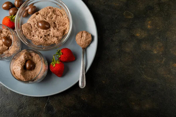 Directamente Encima Mousse Chocolate Con Nueces Recubiertas Fresas Servidas Plato —  Fotos de Stock