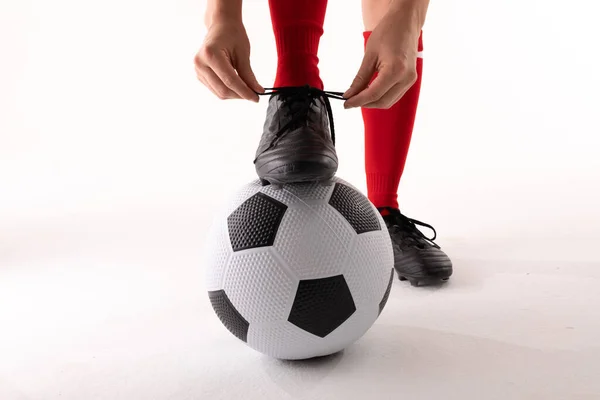 Nahaufnahme Einer Spielerin Die Fußballschuh Spitze Bindet Während Sie Mit — Stockfoto