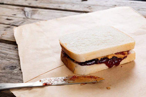 Sandwich Beurre Arachide Gelée Sur Papier Brun Avec Couteau Table — Photo