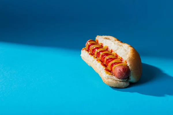 Close Cachorro Quente Com Tomate Molho Reunido Sobre Fundo Azul — Fotografia de Stock