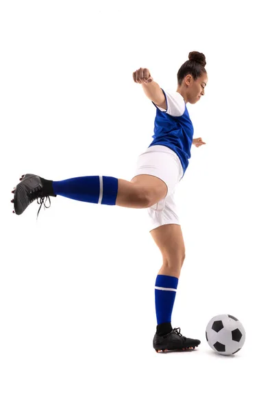 Boční Pohled Biracial Mladé Fotbalistky Kopající Fotbalový Míč Při Hraní — Stock fotografie
