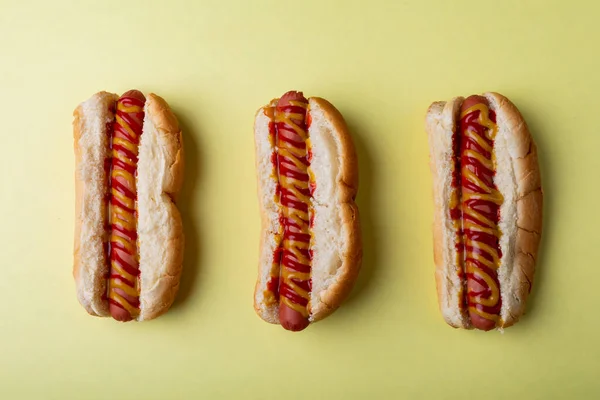 Bezpośrednio Nad Strzałem Sosów Hot Dogi Ułożone Obok Siebie Zielonym — Zdjęcie stockowe