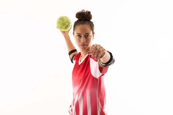 Portret Van Biracial Jonge Vrouwelijke Handbalspeler Gooien Bal Tegen Witte — Stockfoto