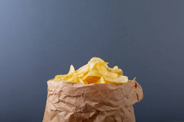 Patates Cipslerini Kahverengi Kese Kağıdına Koyup Gri Arka Planda Fotokopi — Stok fotoğraf