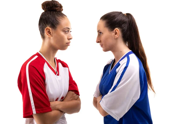 Jóvenes Futbolistas Birraciales Caucásicas Con Los Brazos Cruzados Pie Cara —  Fotos de Stock