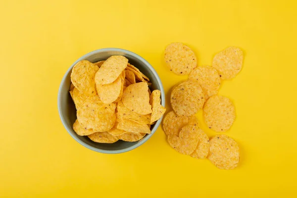 Directamente Encima Toma Patatas Fritas Tazón Sobre Fondo Amarillo Alimentos — Foto de Stock