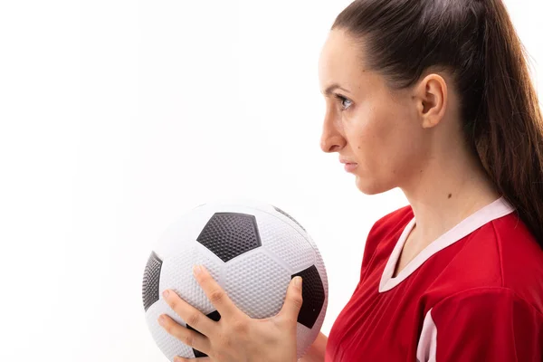 Vit Ung Kvinnlig Spelare Som Håller Fotboll Mot Vit Bakgrund — Stockfoto